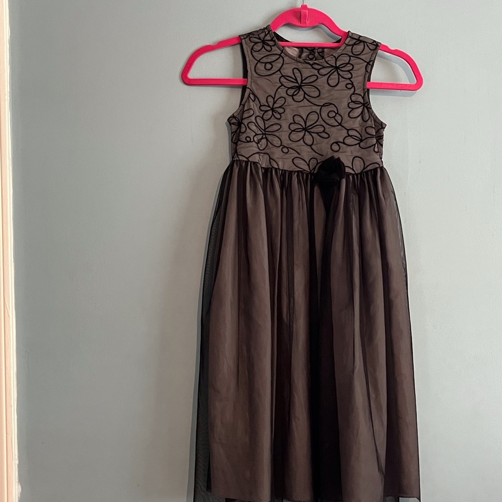 SELLING DRESS FOR GIRL SIZE 7 COLOR BLACK/GRAY SLEEVELESS CONDITION PRE OWNED
